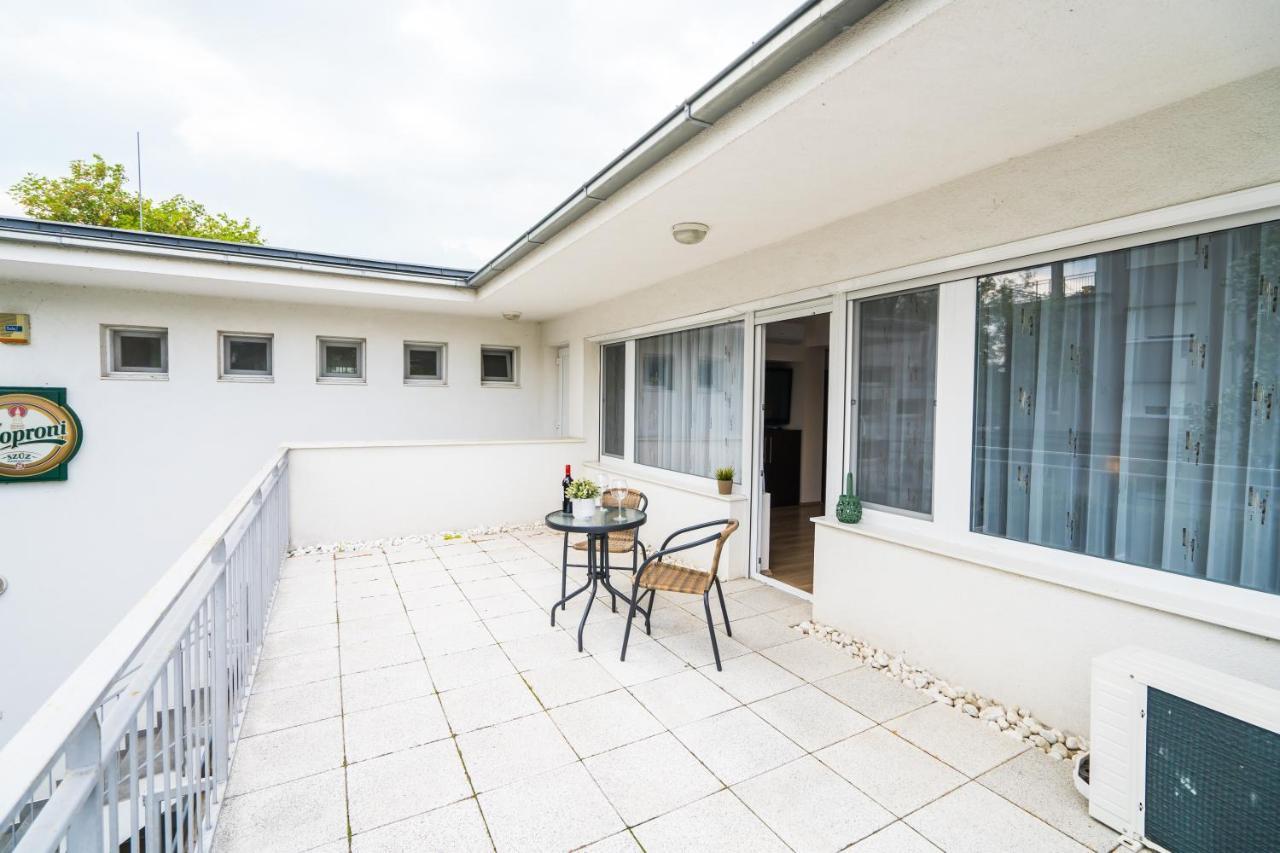 Siesta Sziget - Balaton-Parti Apartmanok Siofok Ngoại thất bức ảnh
